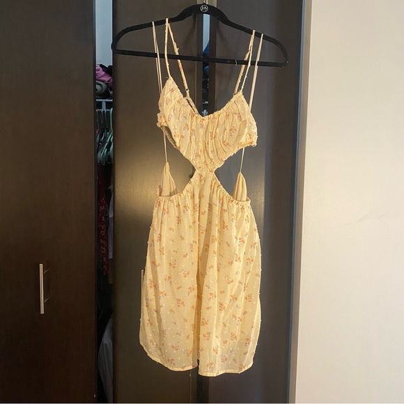 Butter yellow backless sundress - Picture 4 of 6